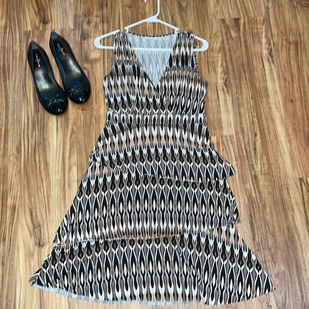New York & Company women’s medium  dress knee tiered pattern neutral sleeveless